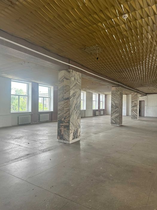 300м² біля АТБ та зупинки. Масив ЮГОК. під одяг/меблевий/студії