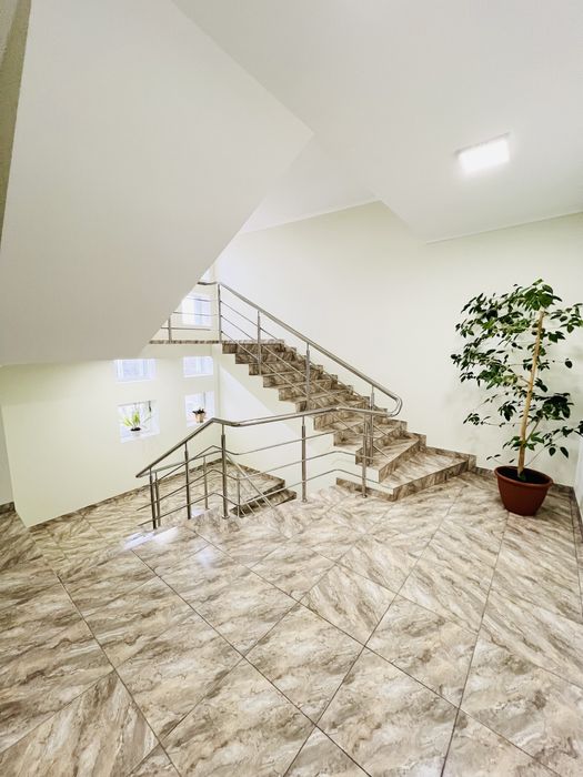Продаж! Діючий офісний будинок 863м2 з ремонтом + земля 11.6 сот