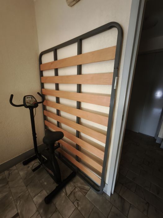 Bicicleta estática e estrado de cama