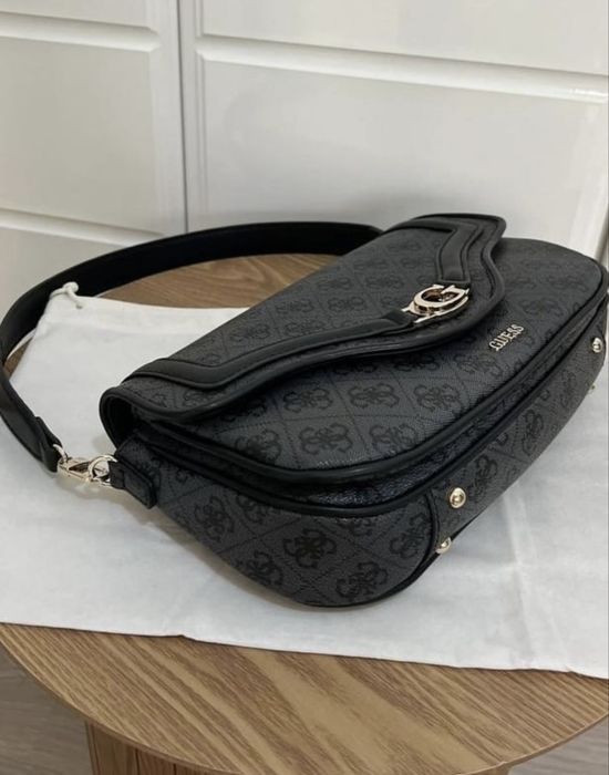 Сумка-багет Guess