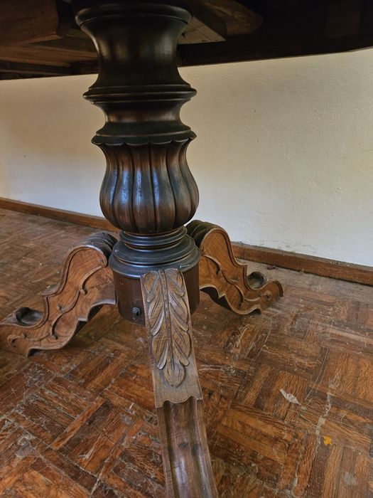 Mesa anos 80, madeira maciça de castanho e 2 gavetas