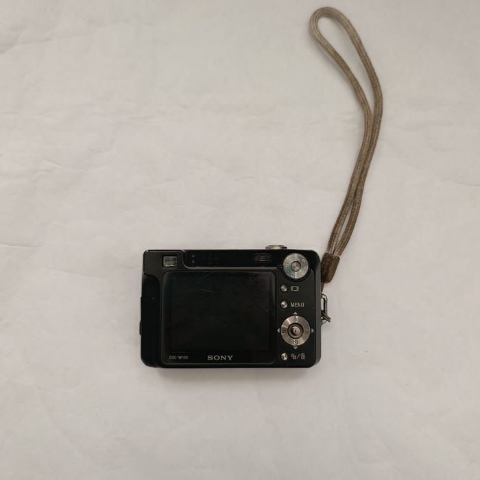 Фотоапарат SONY Model No. DSC-W100 в робочому стані