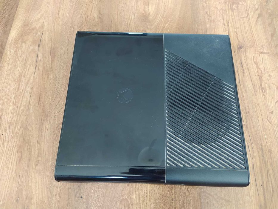 Xbox 360 E + Pad + Fifa 16