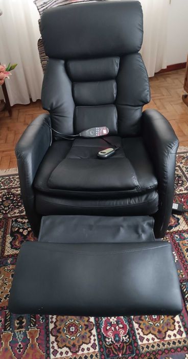 Cadeirão relax eléctrico geriátrico em pele sintética  encontra-se em bom estado, ideal para relaxar na sala de estar.