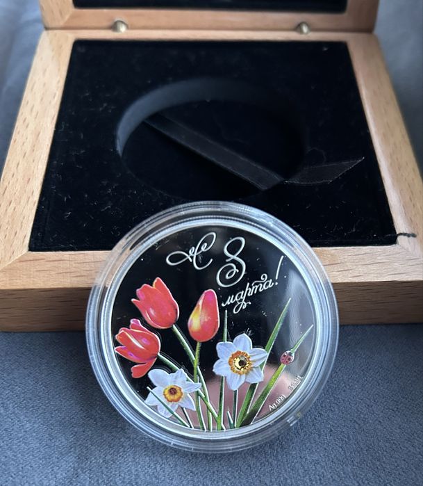 Срібна монета ,,З 8 Березняʼʼ з  кришталиком Swarovski