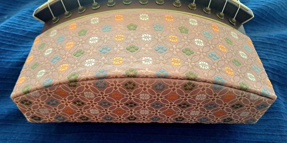 Koto, instrumeto japonês tradicional, de paulownia, feito à mão.