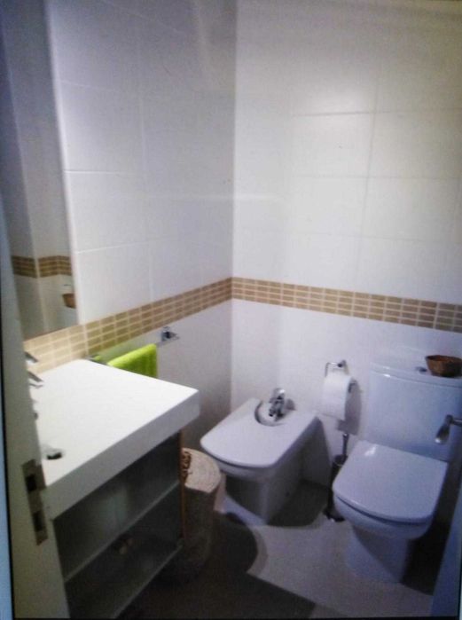 Apartamento T2 para arrendar, no centro, de meados de junho até meados de setembro.