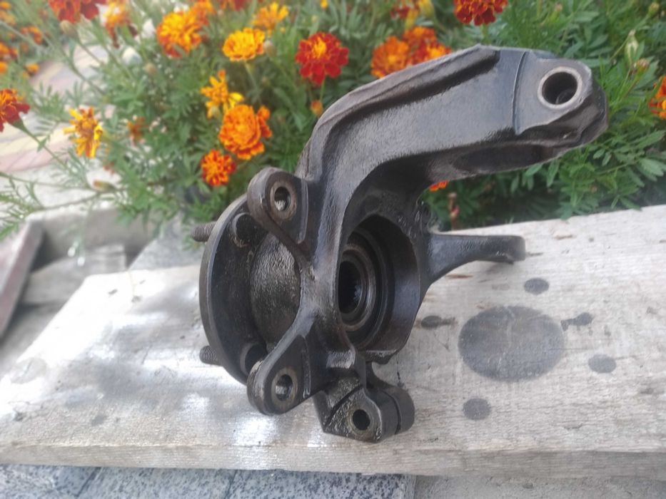 Цапфа зі ступицею і підшипником передня Фієста Кур'єр Мк4