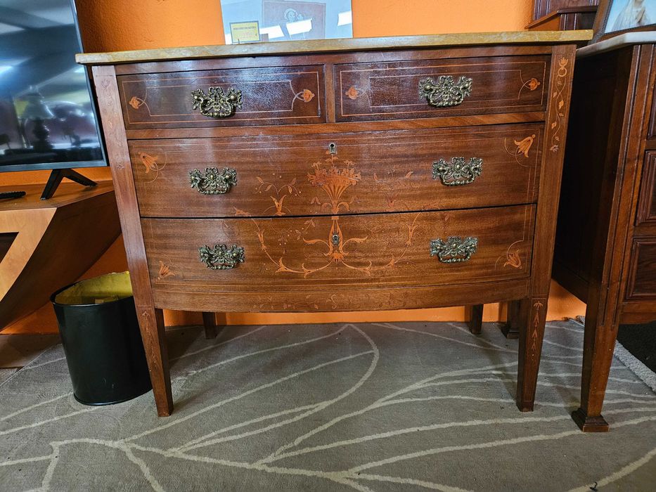 Cómoda antiga estilo D. Maria em madeira com tampo em pedr