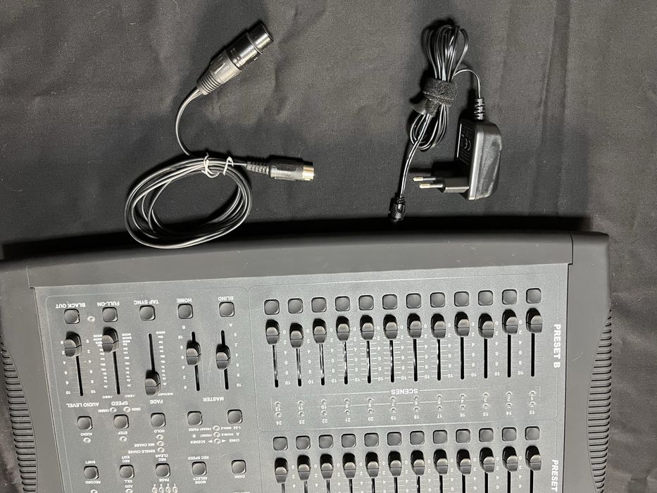 Mesa Botex, controladora Numark e mesa Behringer