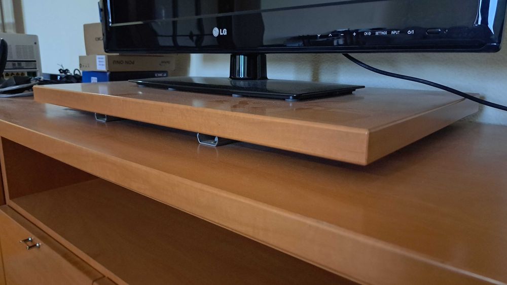 Móvel de sala - para TV - Madeira Maciça em Ótimas condições