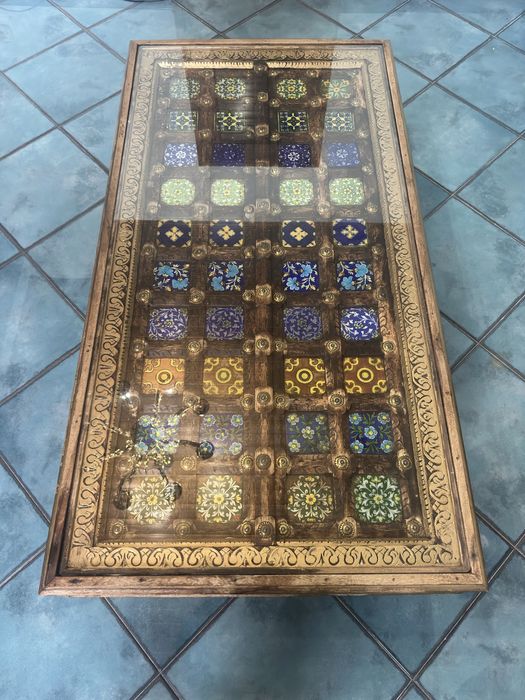 Mesa de sala em madeira maciça com tampo em vidro e azulejos
