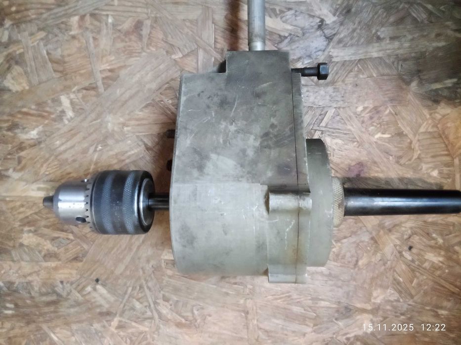 Різьбонарізний реверсний механізм