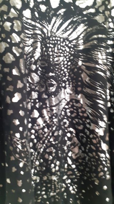 Blusa preta de algodão  com motivos  prateados tamanho large manga pel