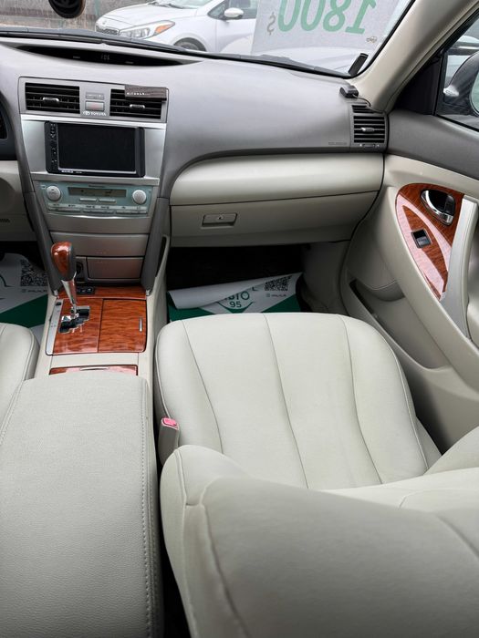 Продам Toyota Camry  рік можлива розстрочка,кредит,обмін!