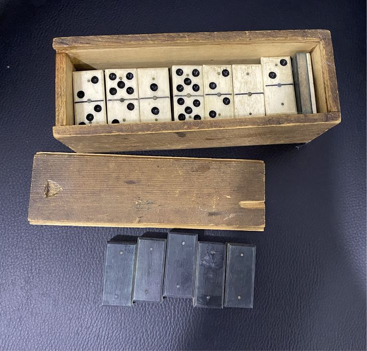 Dominó com cerca de 60 anos