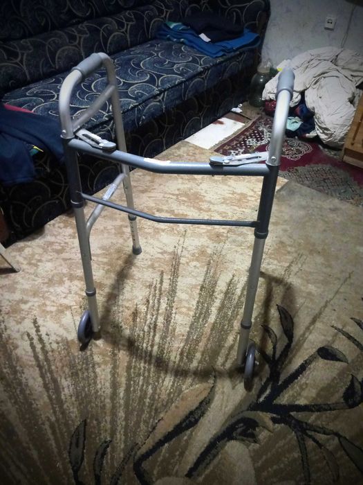 Ходунки інвалідні