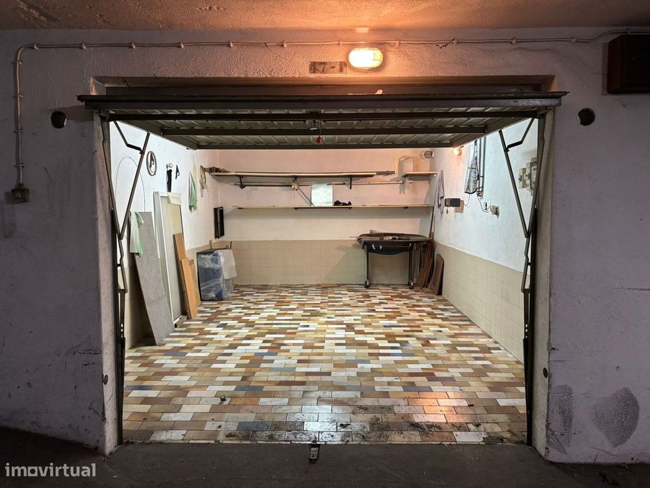 Garagem Box Fechada 22 m² – Rua Stara Zagora, Barreiro