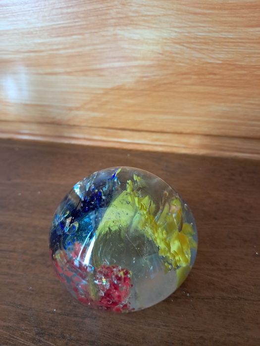 Przycisk do papieru szklana kula