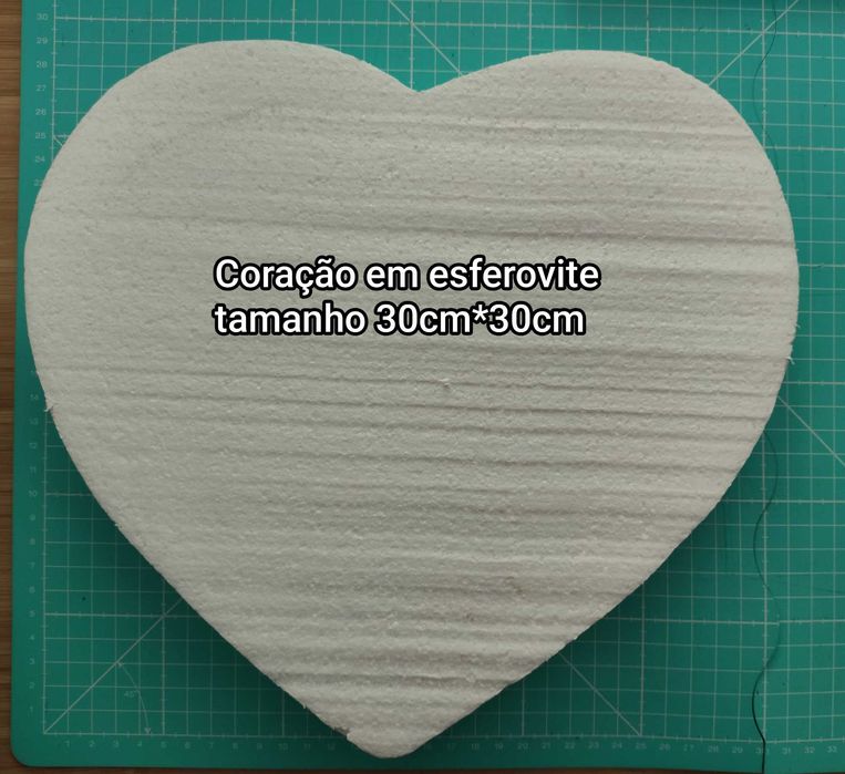 Coração em esferovite de tamanho 30cm*30cm