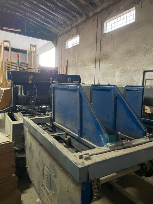 Maquina de pregar estrados para paletes de madeira
