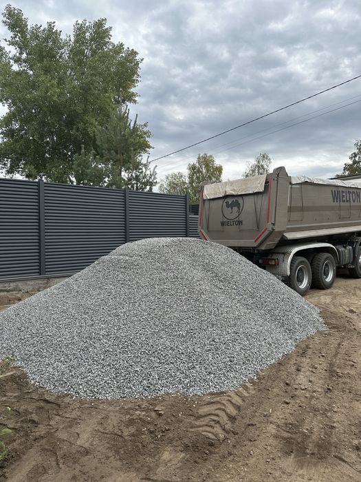 Пісок річковий, пісок яружний(овражний), щебінь фр. 5*20,20*40,40*70