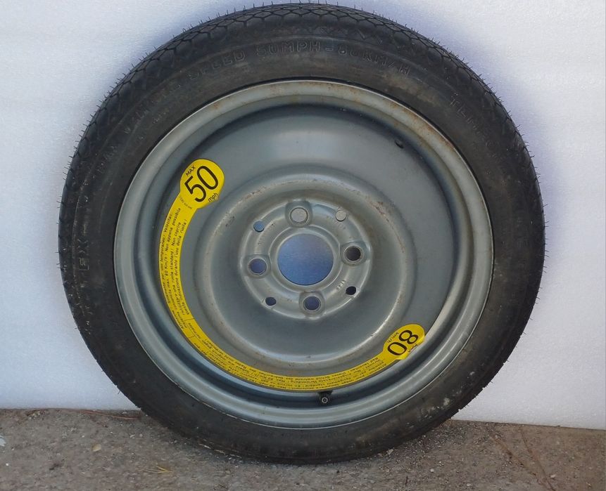 Pneu e jante suplente Michelin T105/70 R14 84M com 4 furos