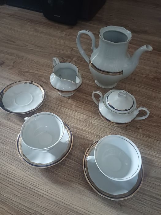 Zestaw kawowy klasyczny, biały, porcelanowy, niekompletny, zdobiony