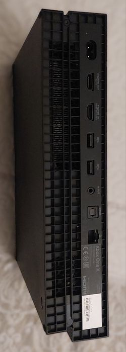 Xbox One X 1 TB + Cooler e Charger