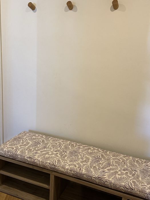 Banqueta Ikea Besta com almofada
