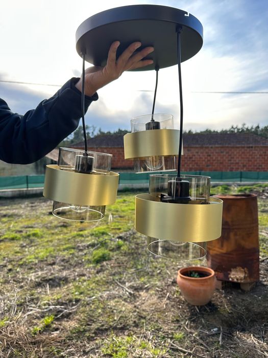 Candeeiro com detalhes dourados