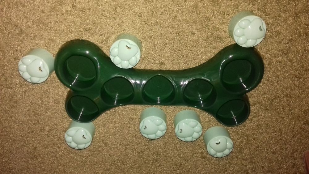 Gra dla psa z otworami na smakołyki