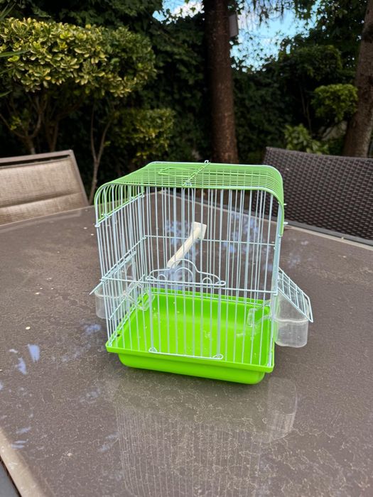 Gaiola pequena com poleiro