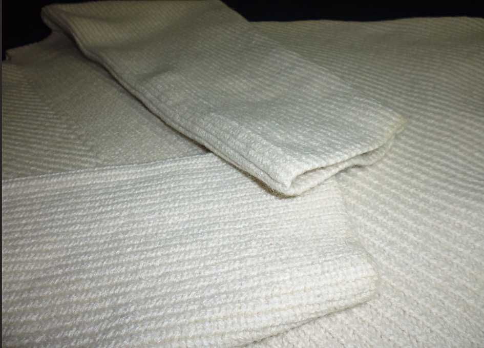 Светр кольору слонової кістки- 50% вовни.