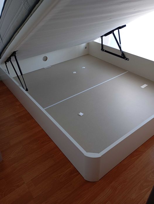 Cama e roupeiro de quarto