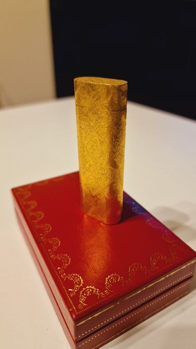 Isqueiro Cartier em folha de ouro