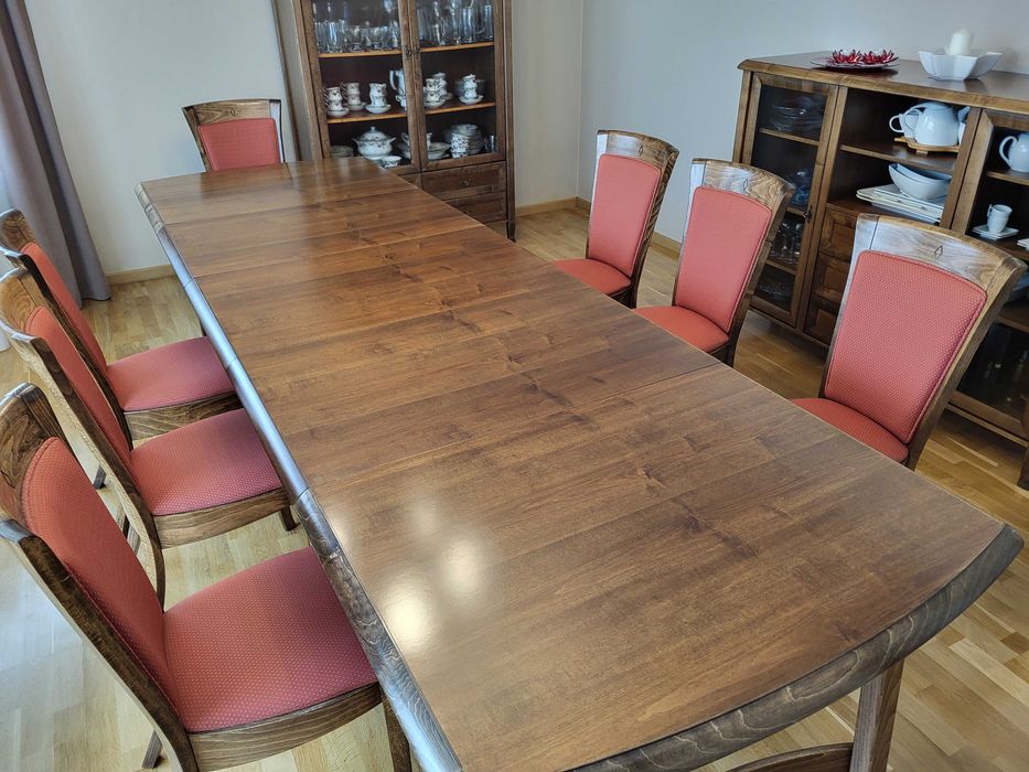 Solidny rozkładany stół i 8 krzeseł do jadalni, bardzo zadbane.