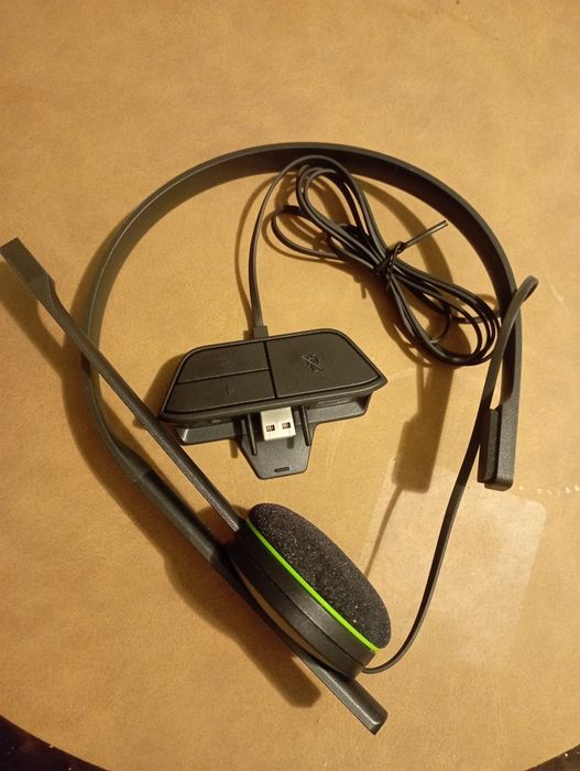 Microsoft Xbox One Chat Headset z adapterem lub kompatybilny model mono) z mikrofonem na pałąku i nausznikiem z zielonym akcentem.