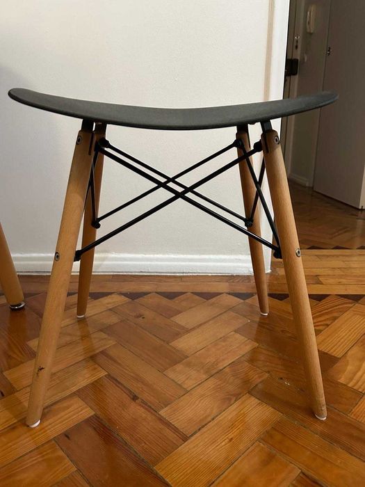 Mesa de refeições (até 5 pessoas) + 2 bancos