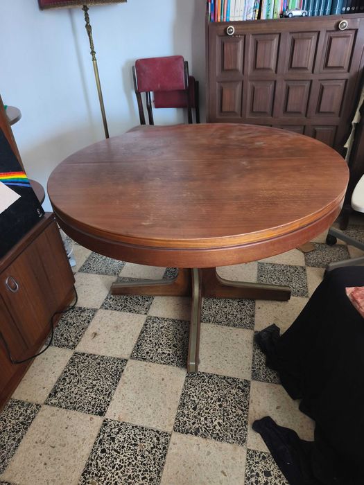 Mesa de sala redonda extensível, em madeira maciça.