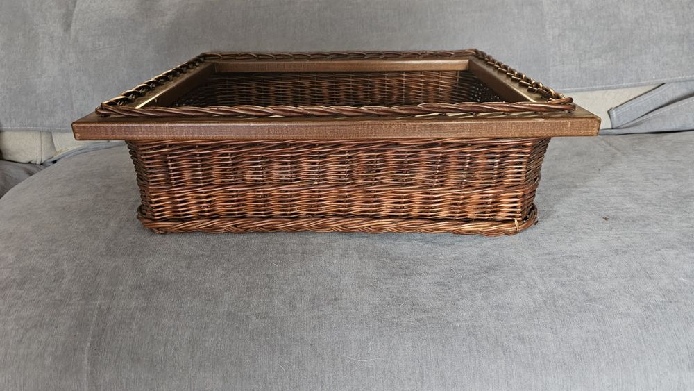 Cesto em madeira e verga