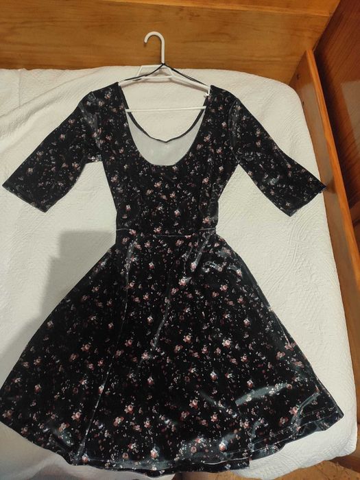 Vestido preto com padrão de flores da Chh