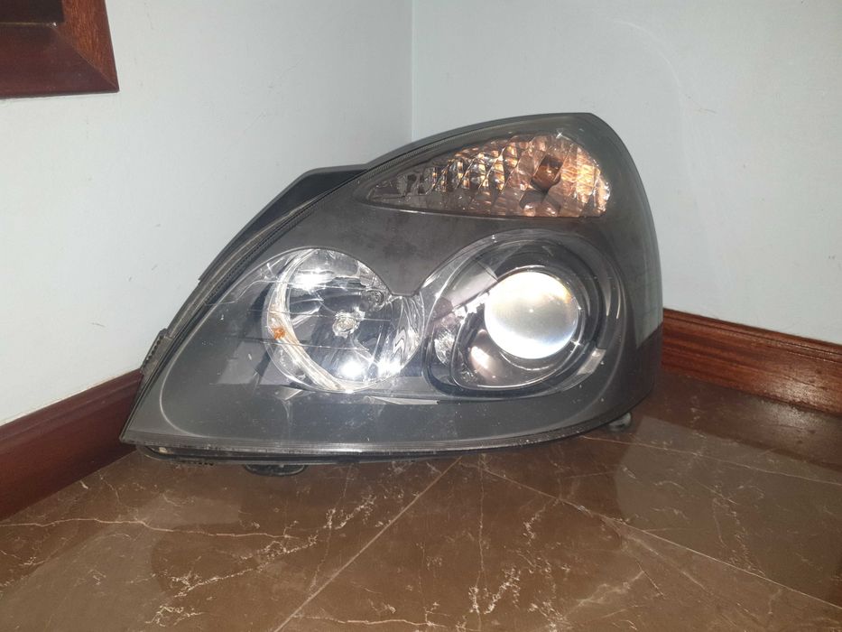 2 Oticas Renault Clio 2 originais (Hella) - D2S XENON