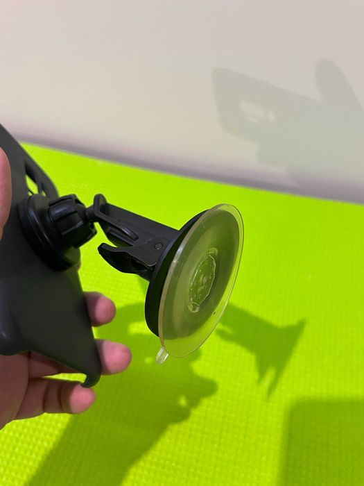 Автомобильный держатель на присоске для телефона в автомобиль. Магнит