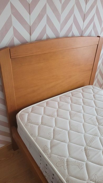 Conjunto cama de solteiro, cómoda, mesinha de cabeceira.