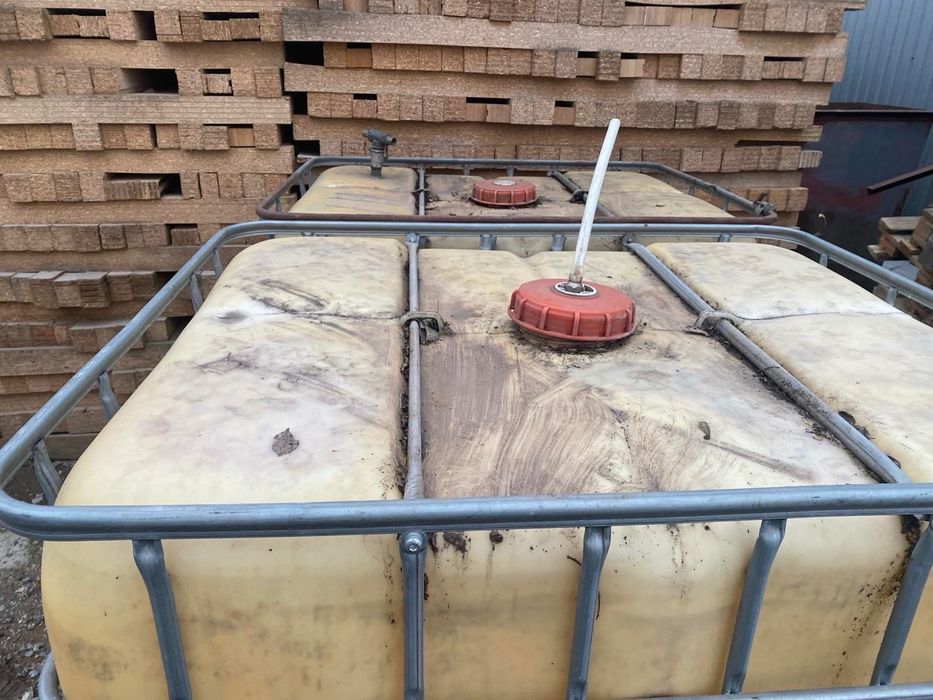 Продаются емкость куб  1000 литров