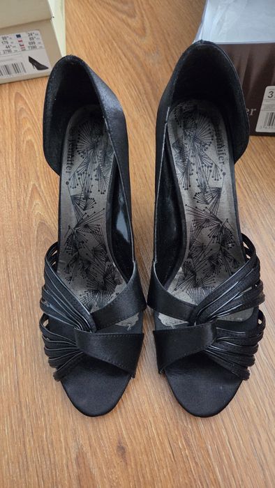Buty czarne na obcasie