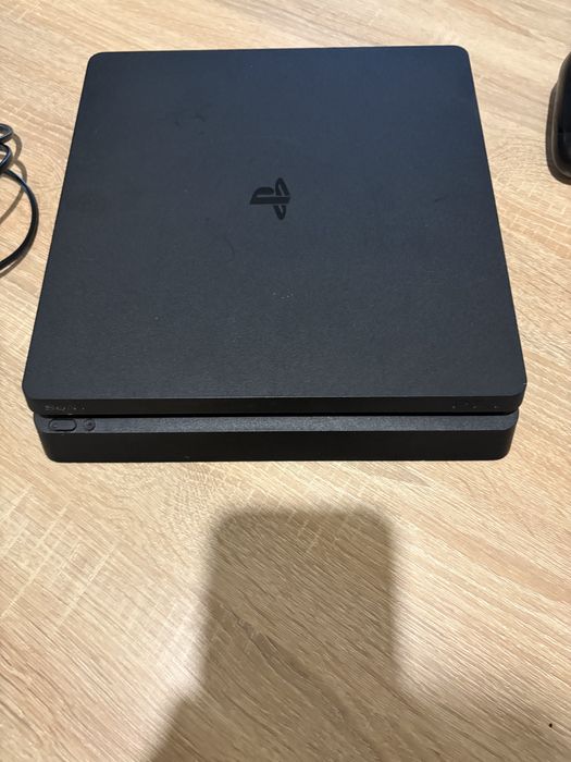 Продам playstation 4 slim пристуній торг