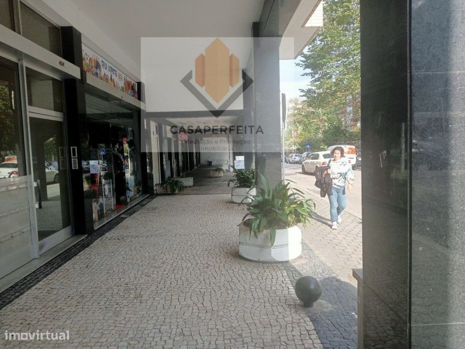 Armazém Junto à Rotunda de Santo Ovídio e Avenida da República - Ce...