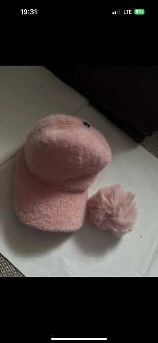 Wełniana czapka z daszkiem i pomponem